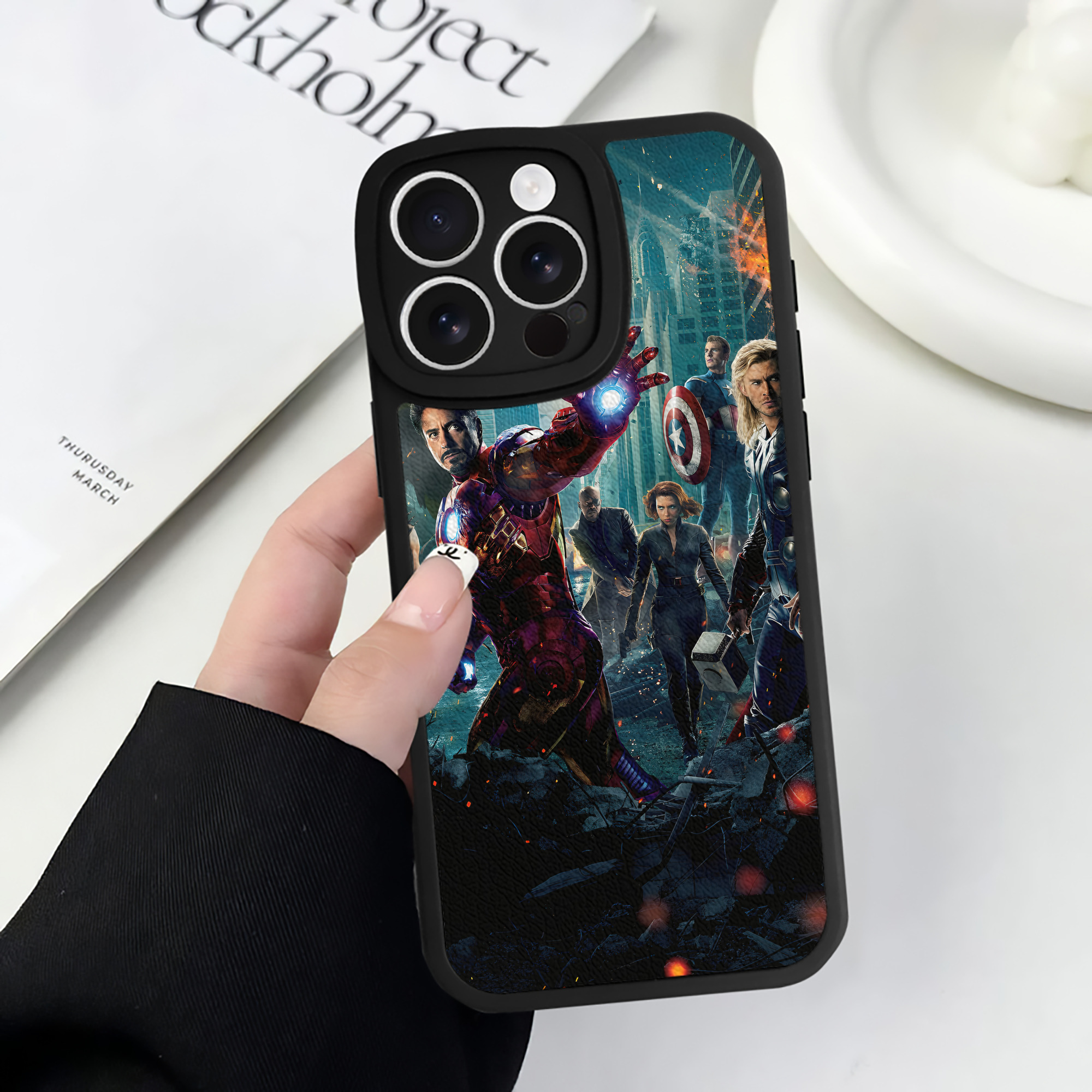 （画像用） アベンジャーズ The Avengers 【iPhone 16シリーズ対応】シリコンスマホケース（レザー調） 材質：シリコン